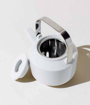 Kinto porcelain teapot pouring – Art of Tea