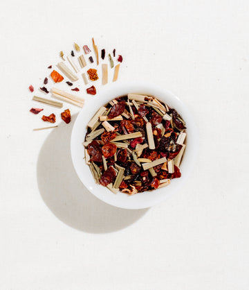Hibiscus Fresco caffeine free iced tea brewed in a glass – Art of Tea